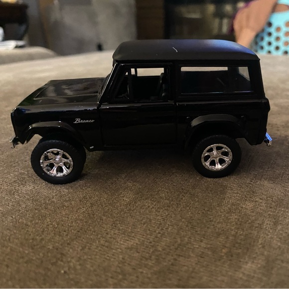 Other - 1973 Ford Bronco Black on Black 1:32 Diecast Model - 97051BK